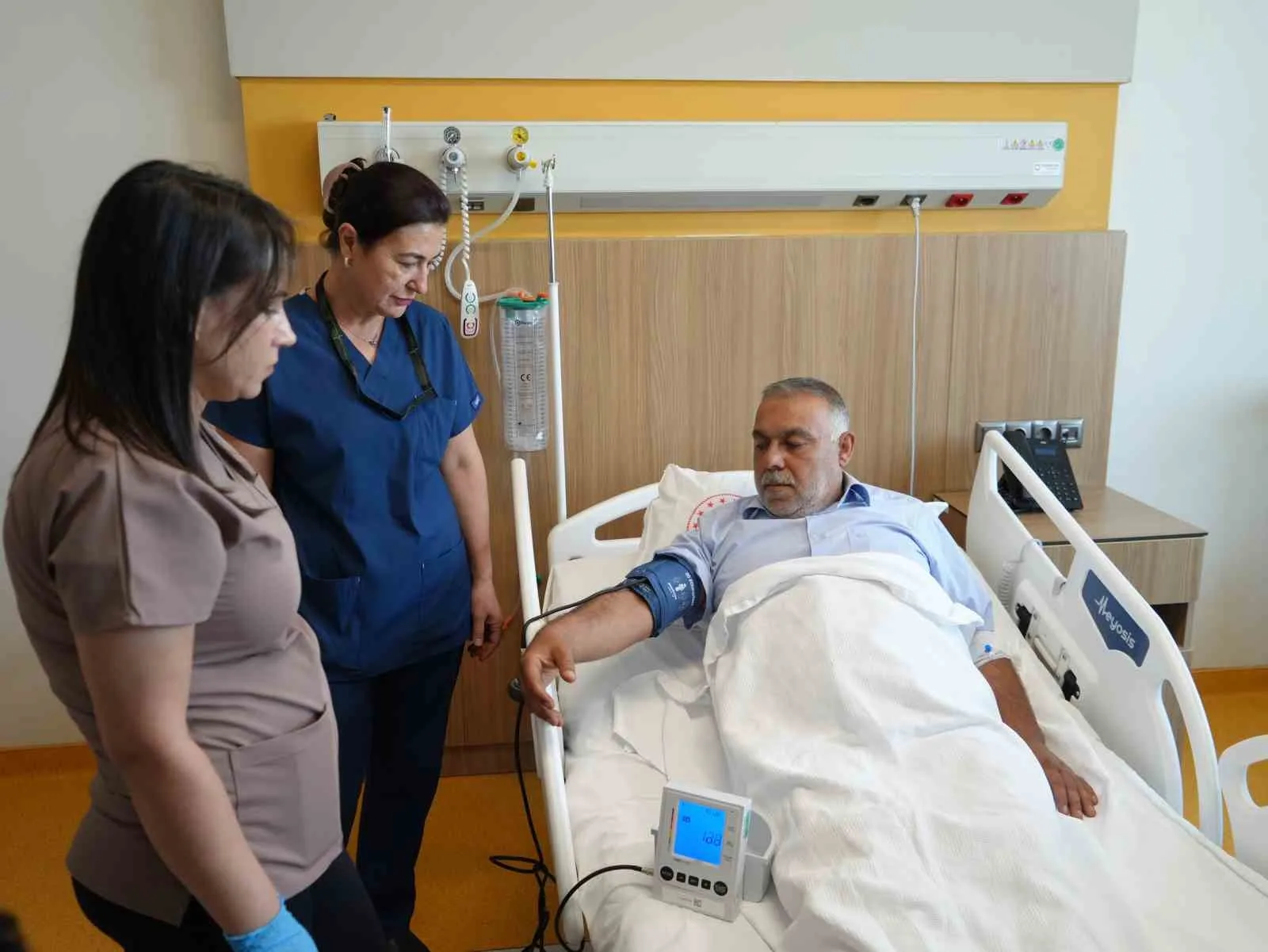 TÜRKİYE'DE BİR İLK: AÇIK KALP AMELİYATI OLMADAN KALBİNDEKİ DELİKTEN KURTULDU