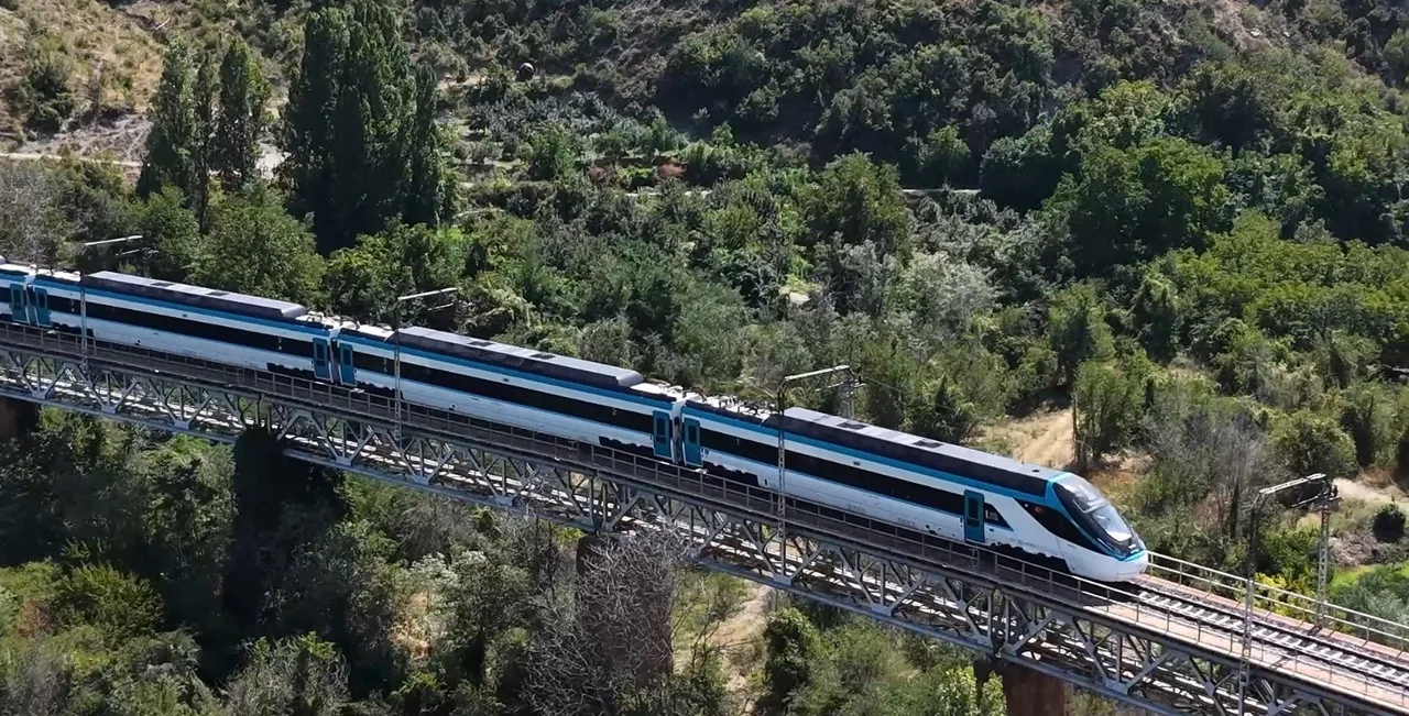 ULAŞTIRMA VE ALTYAPI BAKANI ABDULKADİR URALOĞLU, "İLK SETİMİZİN TESTLERİ BAŞARIYLA DEVAM EDERKEN İKİNCİ MİLLİ HIZLI TREN SETİMİZİN ÜRETİMİNE BAŞLADIK. 2027 YILINDA 7, 2028 YILINDA İSE 7 OLMAK ÜZERE TOPLAM 14 SET ÜRETMEYİ HEDEFLİYORUZ" DEDİ.