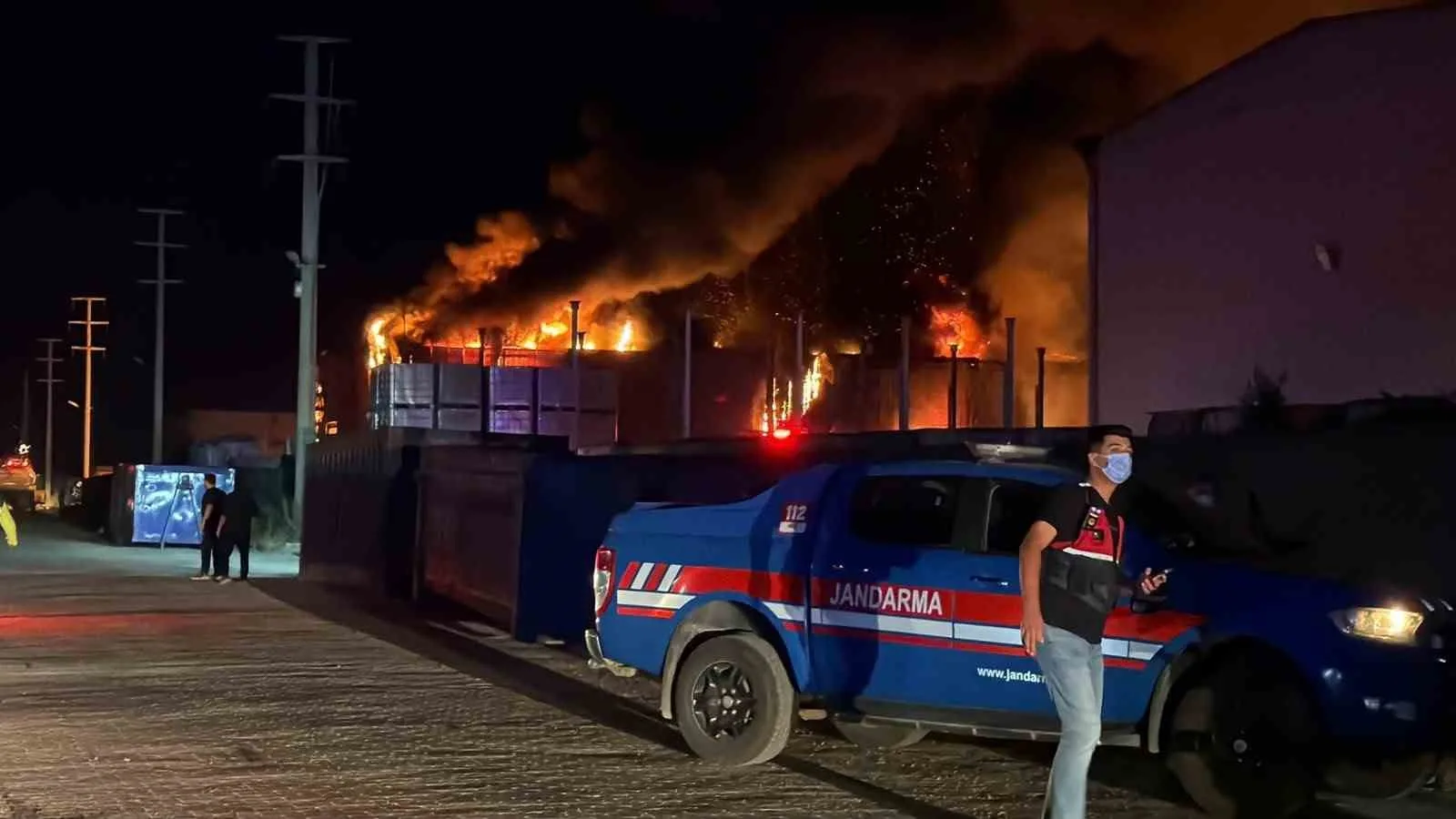 BOLU'NUN GEREDE İLÇESİNDEKİ GERİ DÖNÜŞÜM FABRİKASINDA ÇIKAN YANGIN BÜYÜYEREK TÜM TESİSİ SARDI. İTFAİYE EKİPLERİNİN, ZAMAN ZAMAN PATLAMALARIN DA YAŞANDIĞI YANGINA MÜDAHALESİ SÜRERKEN, FABRİKA ALANI HAVADAN DA GÖRÜNTÜLENDİ.