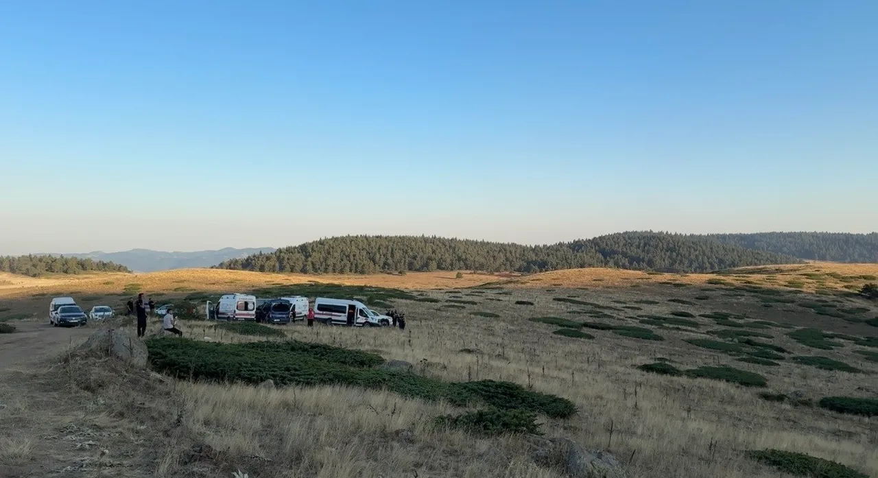 ÇANKIRI VE ANKARA SINIRINDA BULUNAN ORMANLIK ALANDA ÇIKAN YANGIN, 60 PERSONEL 14 ARAÇ VE 1 HELİKOPTERİN MÜDAHALESİYLE SÖNDÜRÜLDÜ.