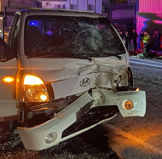 KAZA, ÖNCEKİ GECE ERDEMLİ İLÇESİNDE BAĞLI KOYUNCU MAHALLESİ GÜZELOLUK CADDESİ'NİN KUYUBELEN SOKAĞI'NIN KESİŞTİĞİ KAVŞAKTA MEYDANA GELDİ.