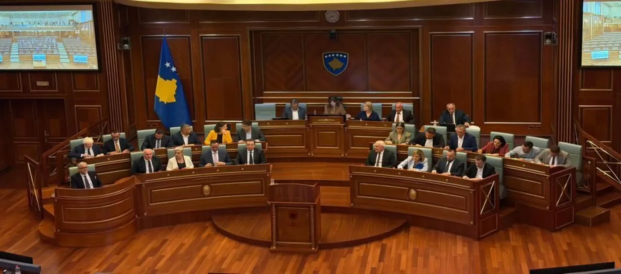 KOSOVA’DA YENİ HÜKÜMETİN MECLİSTE GÜVENOYU ALMASIYLA BİRLİKTE KENDİN KARAR AL HAREKETİ (VETEVENDOSJE) LİDERİ ALBİN KURTİ, DÖRDÜNCÜ KEZ BAŞBAKAN OLDU.