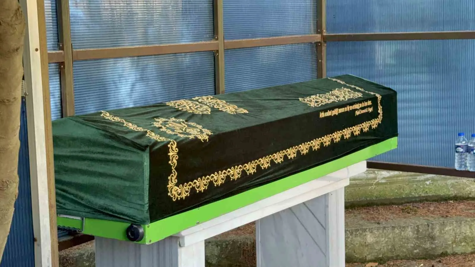 SPORCU ÇOCUĞUN CENAZESİ, KALKANCI MAHALLESİ NUR’U OSMANİYE CAMİİ’NDE KILINAN CENAZE NAMAZININ ARDINDAN KALKANCI MEZARLIĞI’NDAKİ AİLE KABRİSTANLIĞINDA TOPRAĞA VERİLDİ.