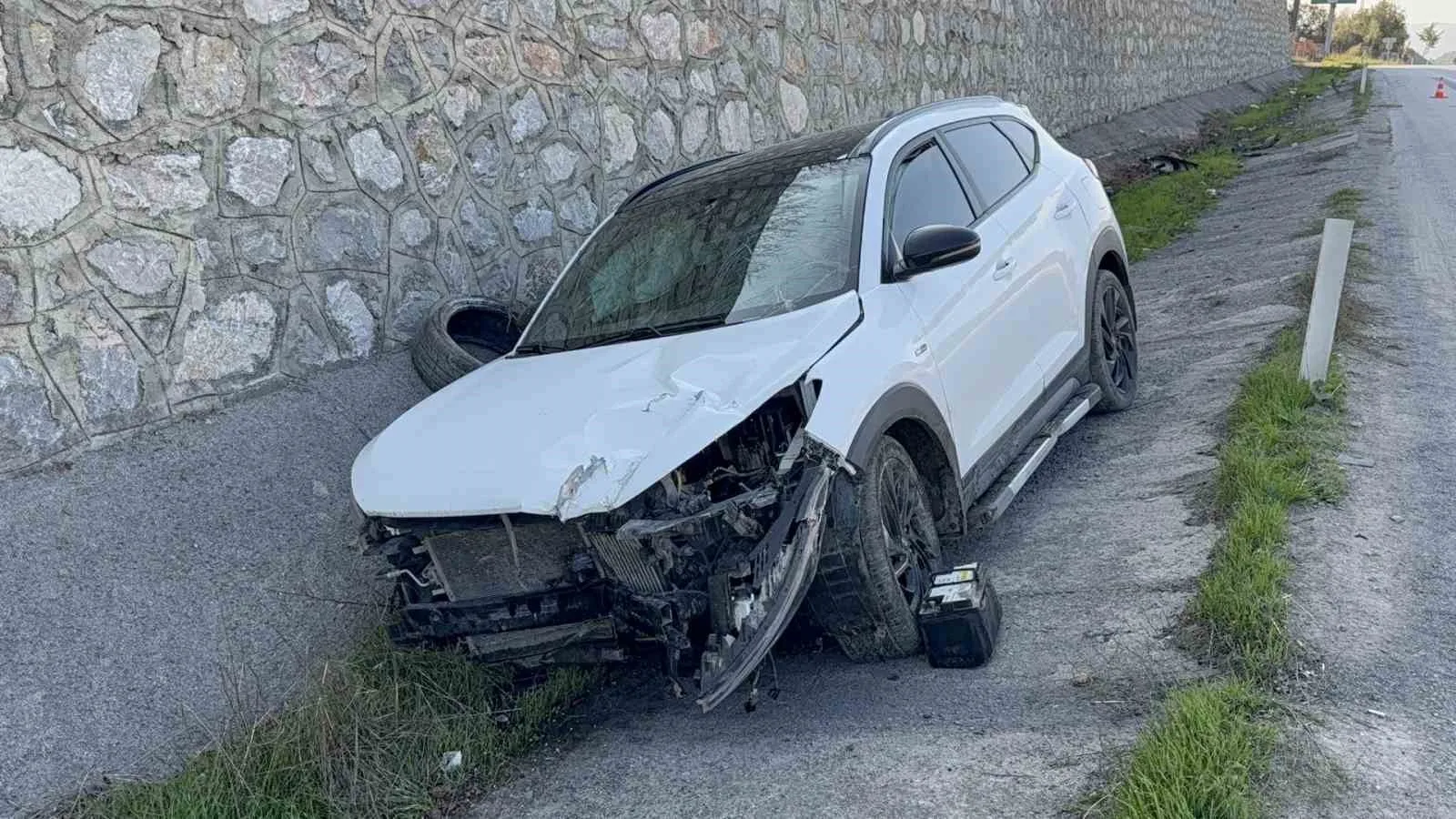 SAMSUN’UN KAVAK İLÇESİNDE ÜNİVERSİTE KAYDI İÇİN MERSİN’DEN SAMSUN’A GELEN AİLENİN BULUNDUĞU OTOMOBİLİN SU KANALINA GİRİP SÜRÜKLENMESİ SONUCU 5 KİŞİ YARALANDI.