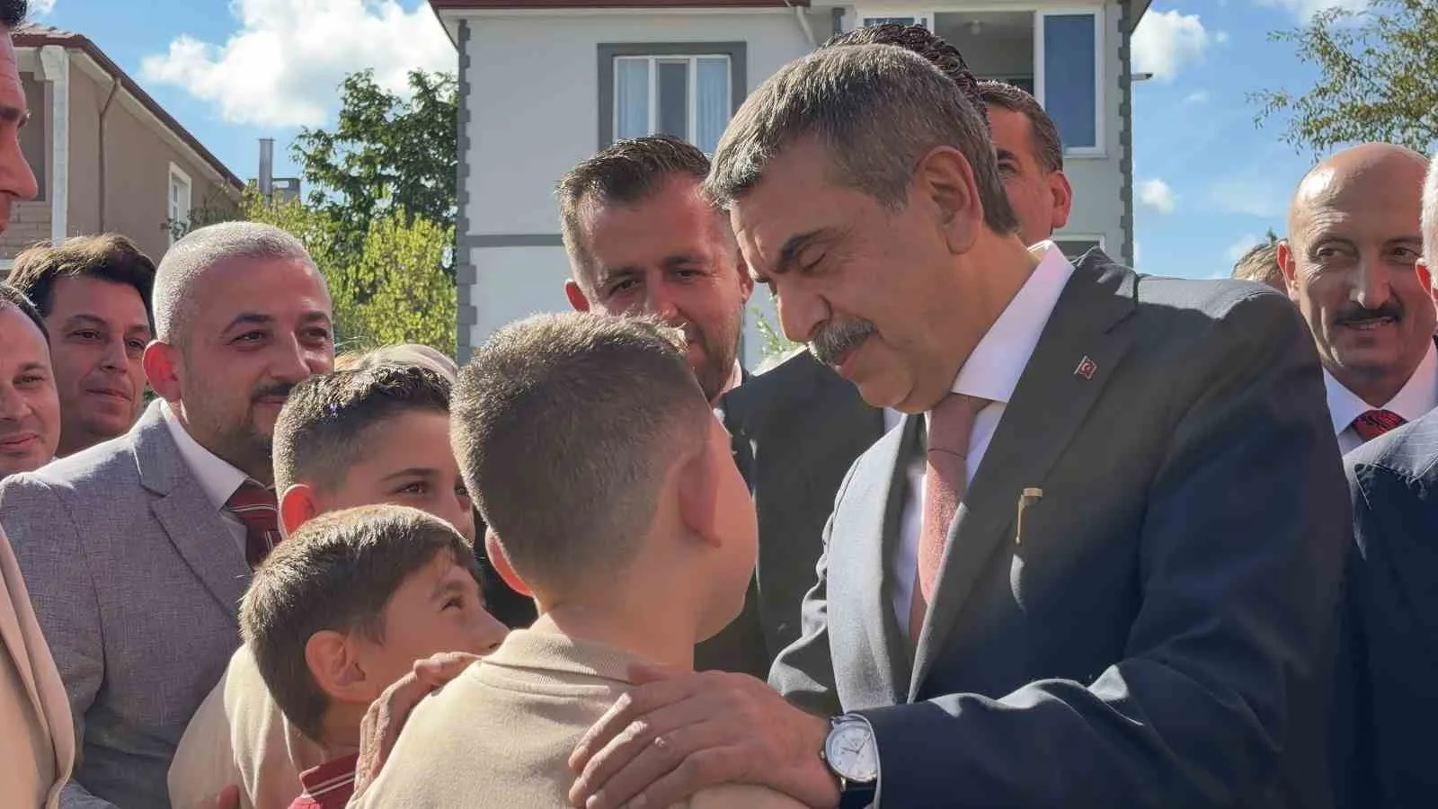 MİLLİ EĞİTİM BAKANI YUSUF TEKİN'İN ÇOCUKLARLA MUHABBET ETMESİ