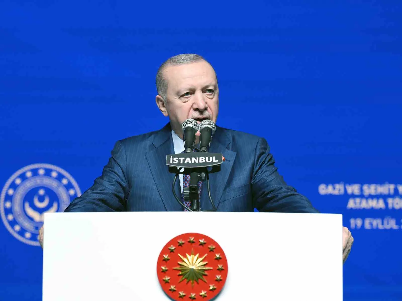 CUMHURBAŞKANI RECEP TAYYİP ERDOĞAN, "ŞEHİTLERİMİZİN ASİL VE AZİZ RUHLARINI İNCİTECEK, GAZİLERİMİZİN EMEKLERİNİ BOŞA DÜŞÜRECEK, ŞEHİT VE GAZİ YAKINLARIMIZI RENCİDE EDECEK HİÇBİR GİRİŞİME BUGÜNE KADAR MÜSAADE ETMEDİK, BUNDAN SONRA DA MÜSAADE ETMEYECEĞİZ. YAKLAŞIK 50 YILDIR TERÖR ENDÜSTRİSİNDEN BESLENEN MİLLET VE MEMLEKET DÜŞMANLARININ DA HORTUMLARINI TEK TEK KESECEĞİZ" DEDİ.