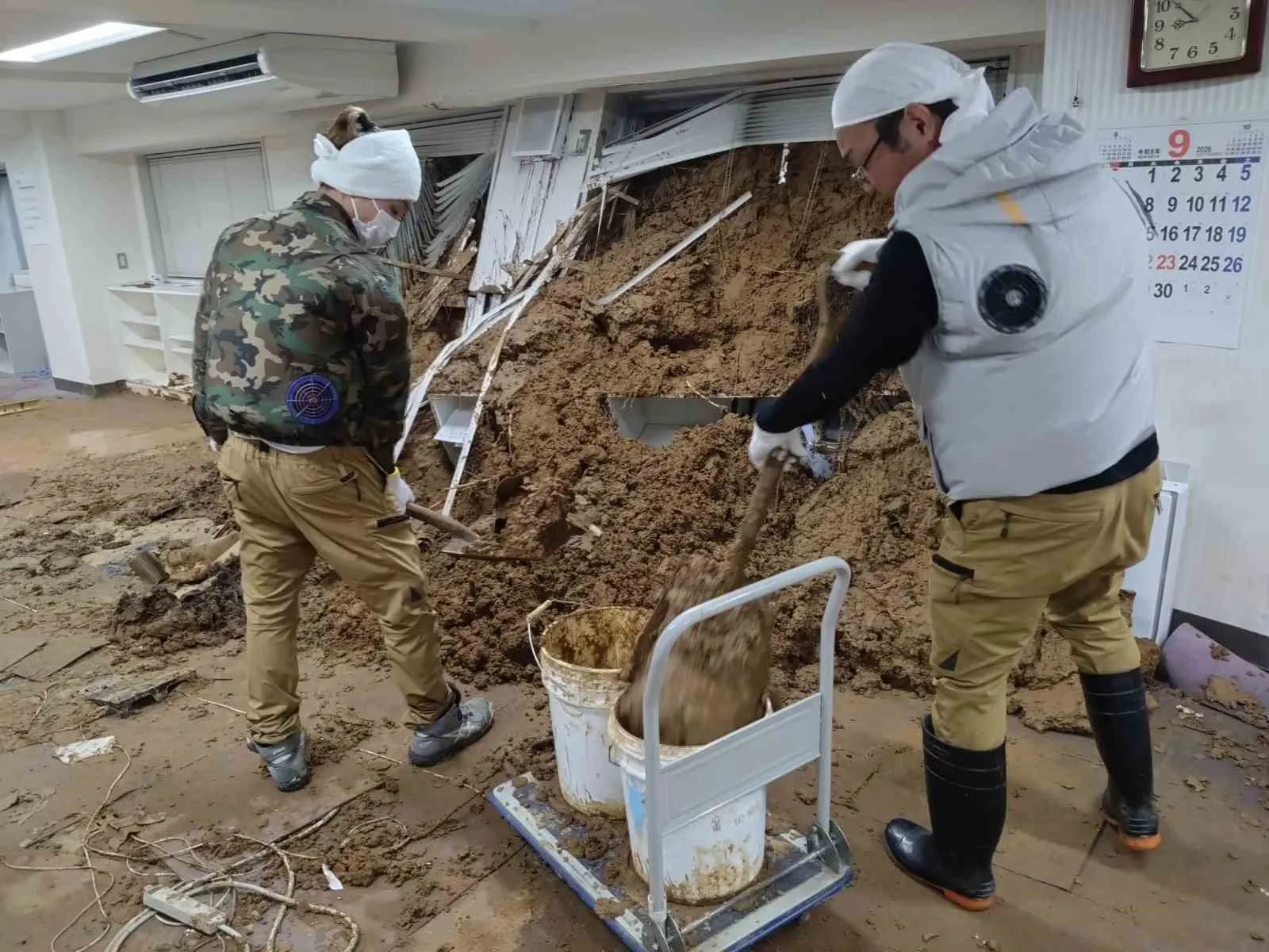 JAPONYA’DA ETKİLİ OLAN DUJUAN TAYFUNU'NDA HAYATINI KAYBEDENLERİN SAYISI EN AZ 9’A YÜKSELİRKEN, KAYIP 4 KİŞİYİ ARAMA ÇALIŞMALARININ SÜRDÜĞÜ BİLDİRİLDİ