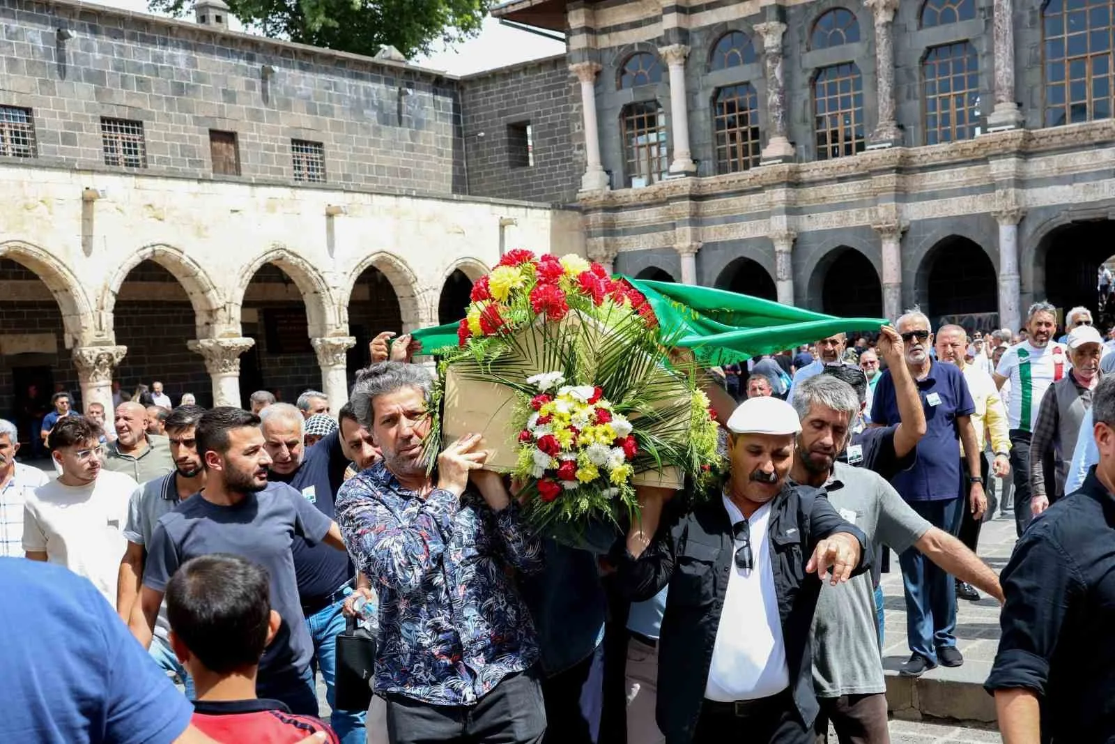 DİYARBAKIR’DA 1977-1980 YILLARI ARASINDA BELEDİYE BAŞKANLIĞI GÖREVİNİ YÜRÜTEN VE KOAH HASTALIĞI NEDENİYLE TEDAVİ GÖRDÜĞÜ HASTANEDE HAYATINI KAYBEDEN MEHDİ ZANA İÇİN DİYARBAKIR BÜYÜKŞEHİR BELEDİYESİ HİZMET BİNASI ÖNÜNDE TÖREN GERÇEKLEŞTİRİLDİ.