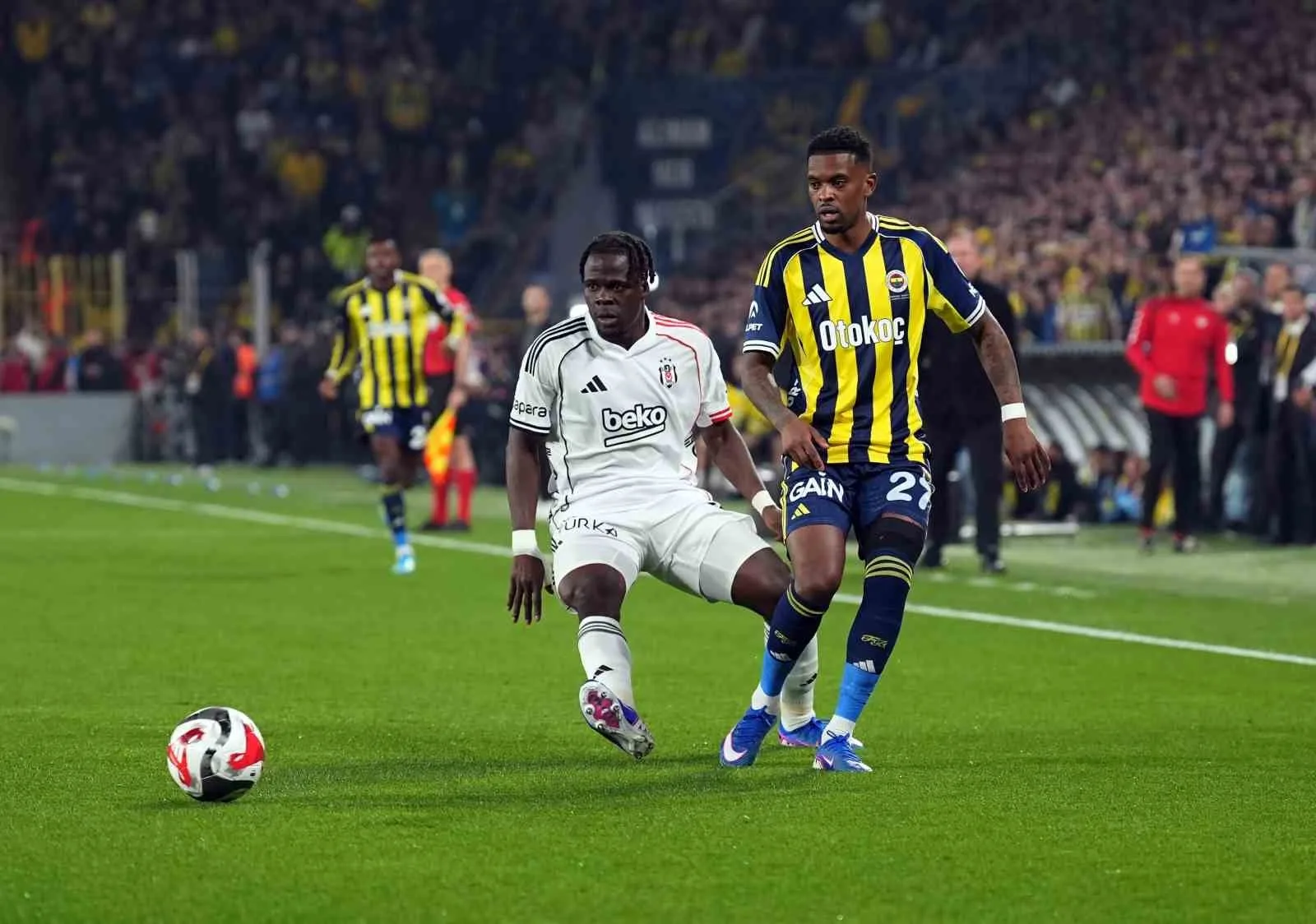 FENERBAHÇE İLE BEŞİKTAŞÜ YARIN OYNAYACAKLARI DERBİYLE TOPLAMDA 365. KEZ RAKİP OLACAK. REKABETTE SARI-LACİVERTLİLER 137, SİYAH-BEYAZLILAR DA 130 DEFA KAZANDI.
