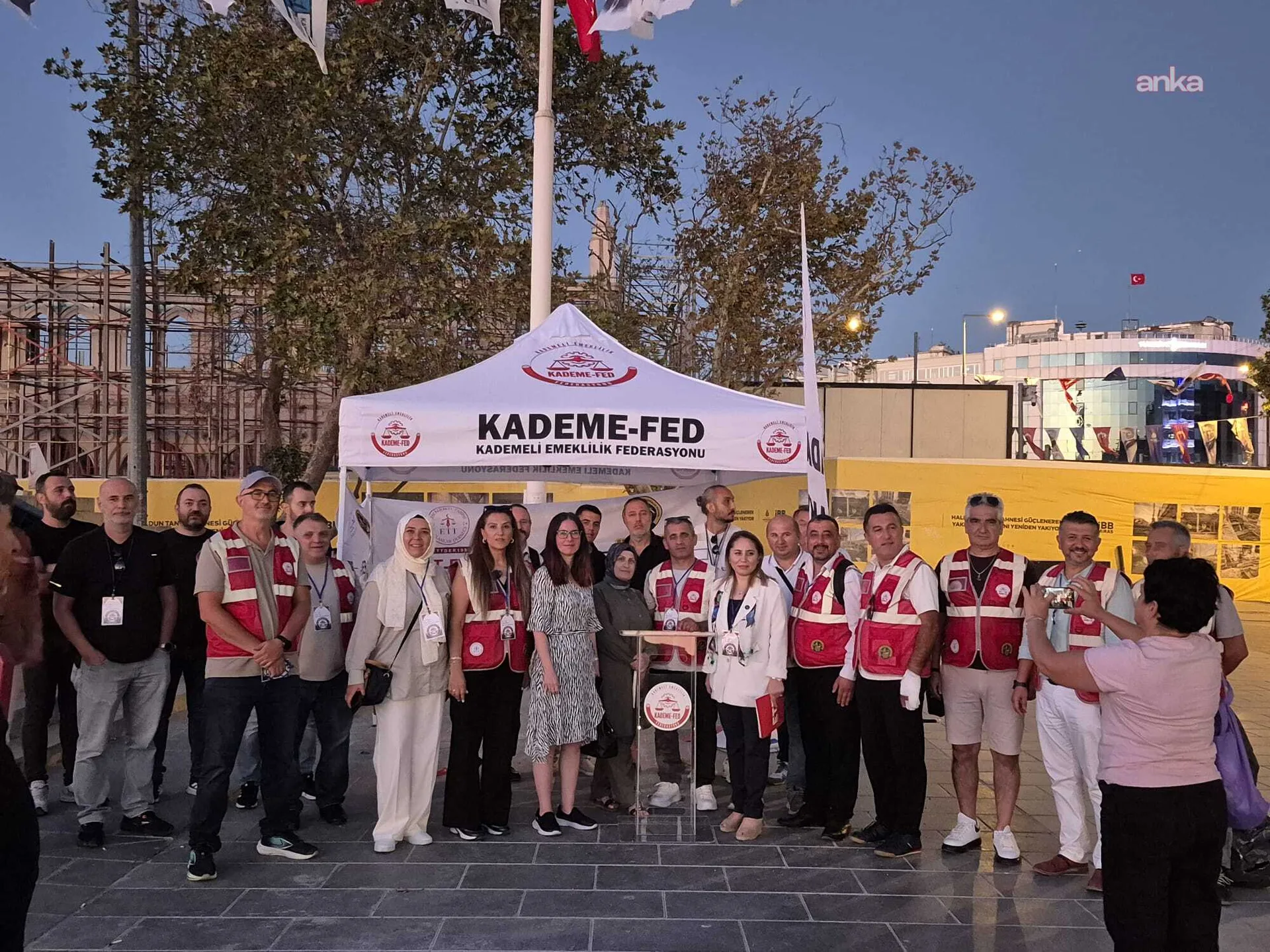 Kademeli emeklilikle adalet isteyenler Kadıköy'den seslendi: Bu meseleyi seçim sandığı gelmeden çözelim — fotoğraf 2