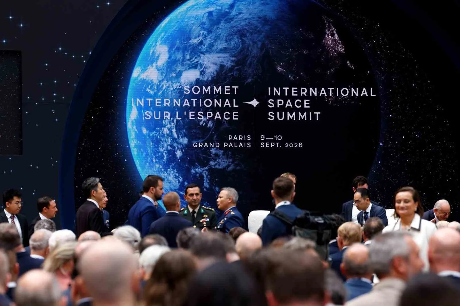 İLK TÜRK ASTRONOT OLAN 5’İNCİ ANA JET ÜS KOMUTANI TUĞGENERAL ALPER GEZERAVCI, FRANSA’NIN BAŞKENTİ PARİS’TE DÜZENLENEN ULUSLARARASI UZAY ZİRVESİ’NE KATILARAK TÜRKİYE’Yİ TEMSİL ETTİ.