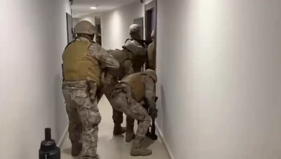 TEKNİK VE FİZİKİ TAKİBİN ARDINDAN HAREKETE GEÇEN TEKİRDAĞ EMNİYET MÜDÜRLÜĞÜ EKİPLERİ, 28 ŞÜPHELİYE YÖNELİK 14 FARKLI İLDE EŞ ZAMANLI OPERASYON DÜZENLEDİ.