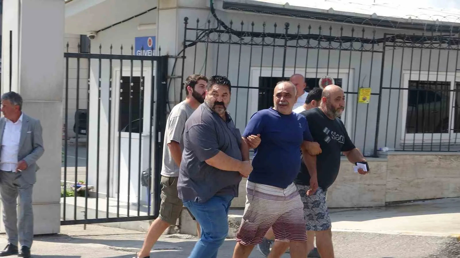 AHSENGÜL İNCE'NİN CENAZESİ ANTALYA ADLİ TIP KURUMU MORGUNDAN YAKINLARI TARAFINDAN GÖZYAŞLARI İÇERİSİNDE TESLİM ALINDI.