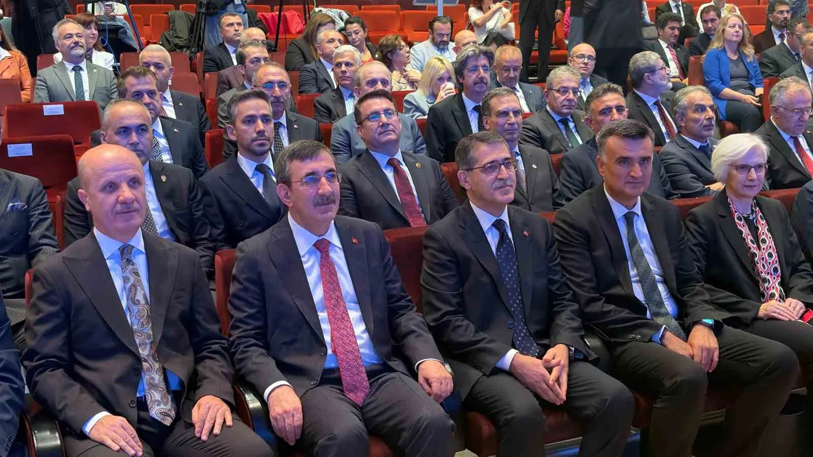 YÖK BAŞKANI EROL ÖZVAR(EN SOLDA), CUMHURBAŞKANI YARDIMCISI CEVDET YILMAZ (SOLDAN İKİNCİ), ODTÜ REKTÖRÜ AHMET YOZGATLIGİL (SAĞDAN İKİNCİ)