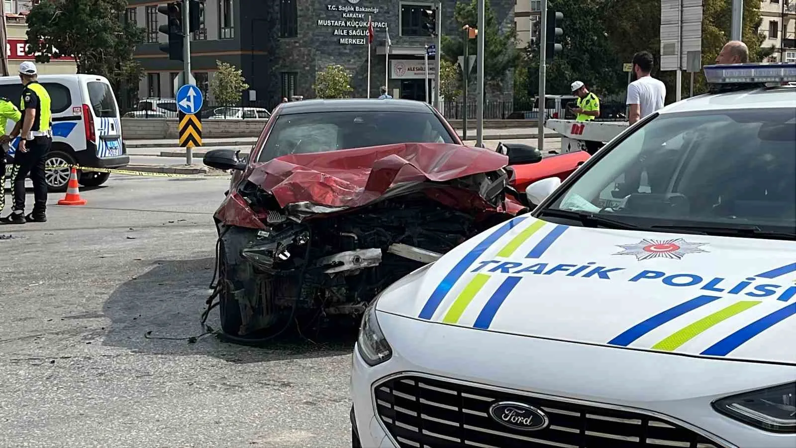 KONYA’DA 2 OTOMOBİLİN ÇARPIŞMASI SONUCU MEYDANA GELEN KAZADA 3’Ü AĞIR 4 KİŞİ YARALANDI. KAZADA TOFAŞ MARKA OTOMOBİL HURDAYA DÖNDÜ.