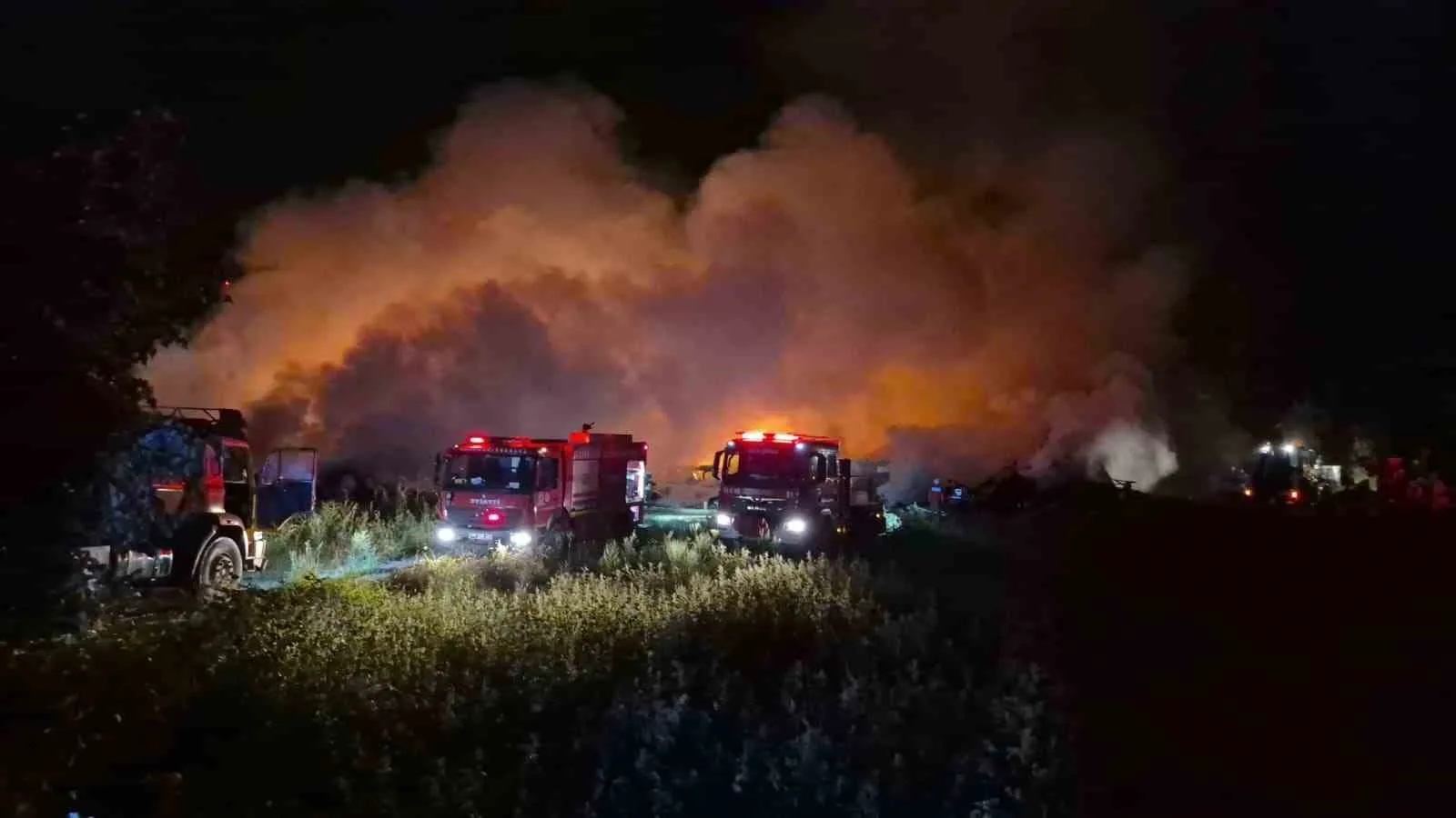DÜZCE’DE AKŞAM SAATLERİNDE MEYDANA GELEN KAPI FABRİKASINDA Kİ YANGIN DEVAM EDERKEN İTFAİYE EKİPLERİ YANGININ ÇEVREDE BULUNAN EVLERE SIÇRAMAMASI İÇİN MÜCADELE VERİYOR. YANGININ SON DURUMU DRON İLE GÖRÜNTÜLENDİ.