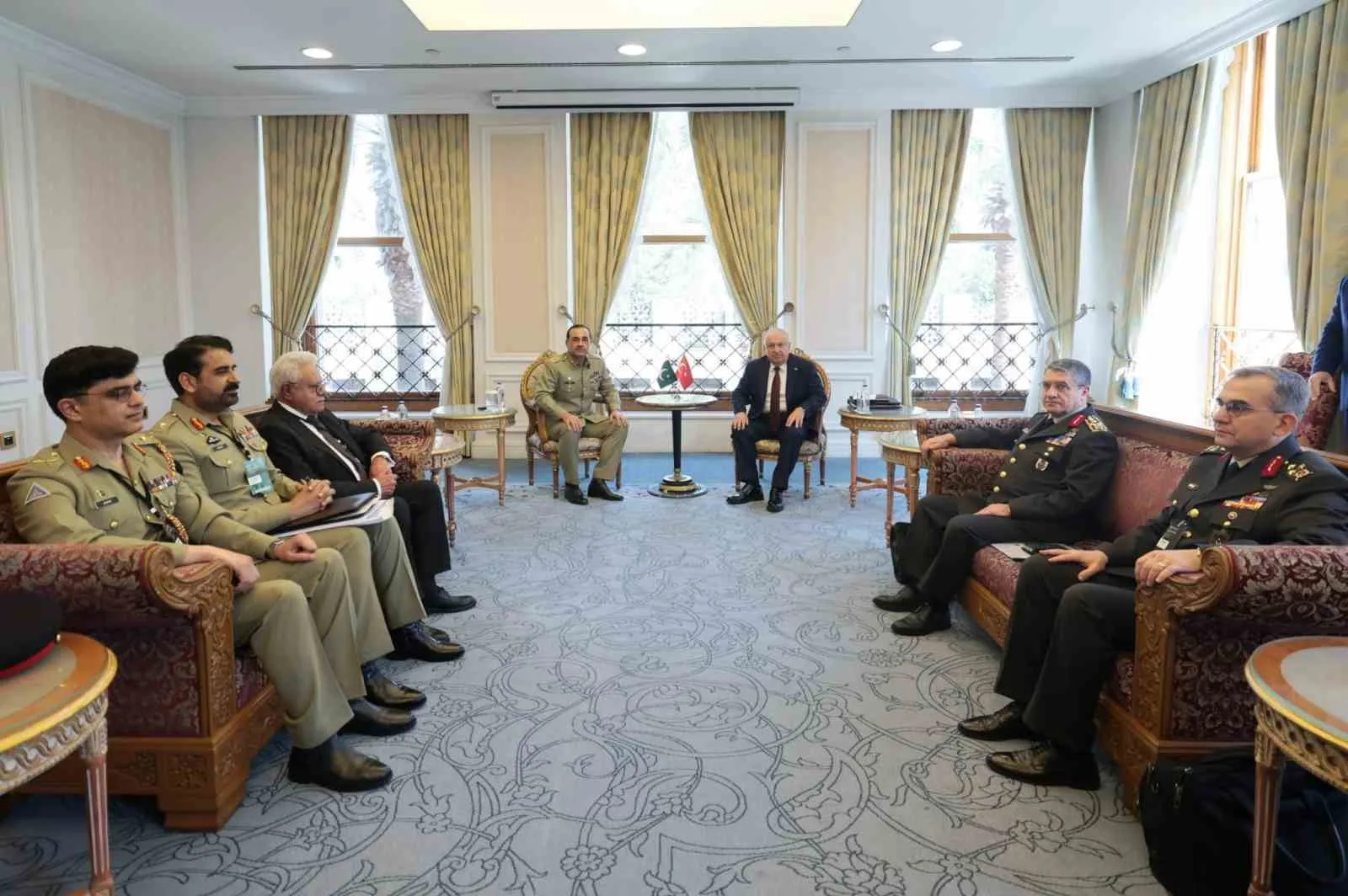 MİLLÎ SAVUNMA BAKANI YAŞAR GÜLER, PAKİSTAN KARA KUVVETLERİ VE SAVUNMA KUVVETLERİ KOMUTANI MAREŞAL SYED ASİM MUNİR İLE DE BİR ARAYA GELDİ.