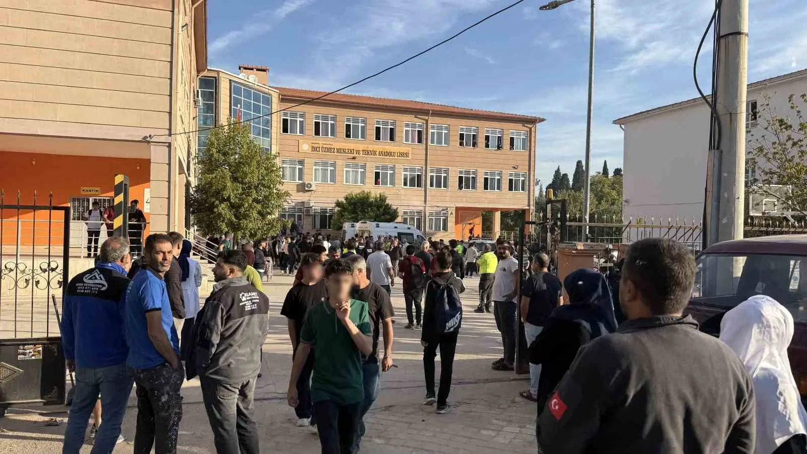 MANİSA’NIN TURGUTLU İLÇESİNDE BİR OKULUN YAKININDA 3’Ü AĞIR 11 ÖĞRENCİNİN YARALANDIĞI SİLAHLI SALDIRIYLA İLGİLİ SORUŞTURMADA YENİ AYRINTILAR ORTAYA ÇIKTI.