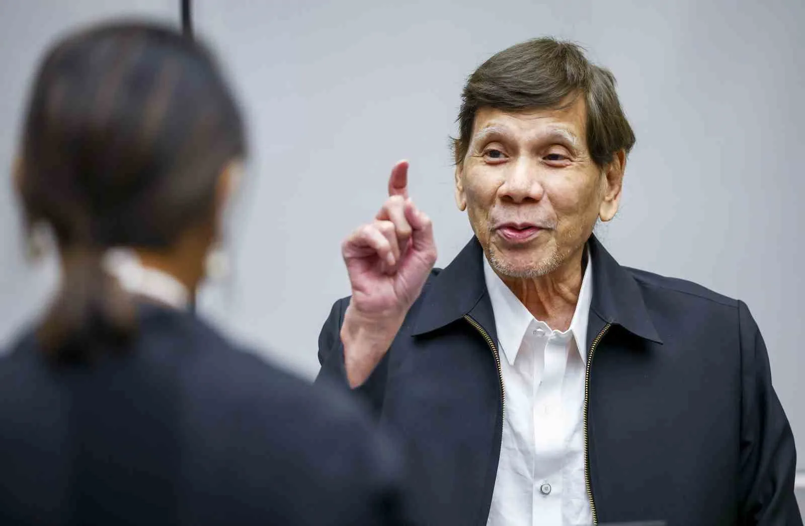 FİLİPİNLER'İN ESKİ DEVLET BAŞKANI RODRİGO DUTERTE, 18 AY ÖNCE ULUSLARARASI CEZA MAHKEMESİ'NE (UCM) SEVK EDİLMESİNDEN BU YANA İLK KEZ MAHKEME SALONUNDA HAZIR BULUNDU.