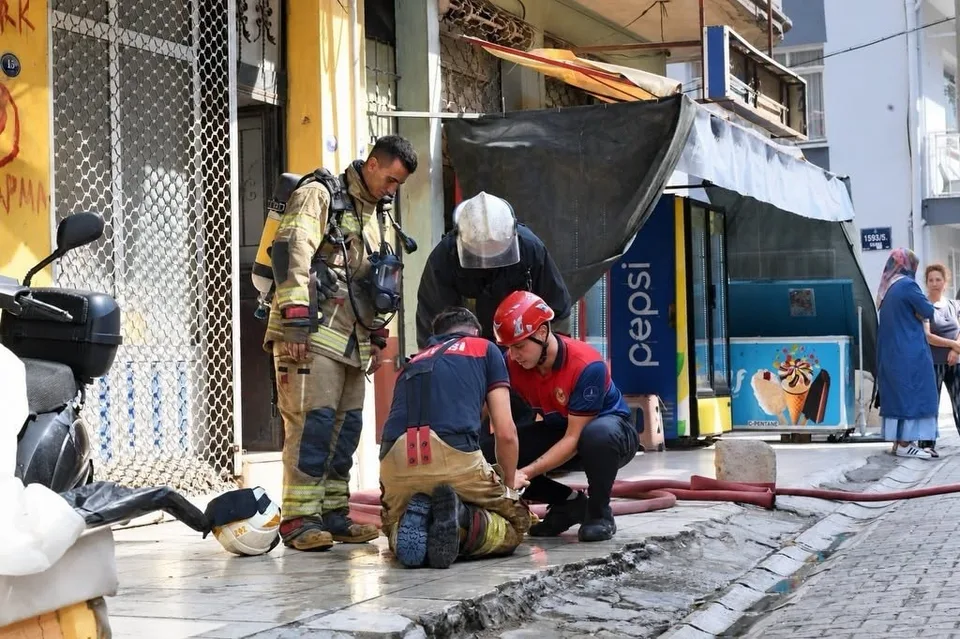ALEVLERİ VE DUMANI GÖREN ÇEVREDEKİ VATANDAŞLARIN 112 ACİL ÇAĞRI MERKEZİ'NE YAPTIĞI İHBAR ÜZERİNE ADRESE İZMİR BÜYÜKŞEHİR BELEDİYESİ İTFAİYE DAİRE BAŞKANLIĞI'NA BAĞLI 2 ARAZÖZ VE 1 MERDİVENLİ ARAÇ İLE SAĞLIK VE POLİS EKİPLERİ SEVK EDİLDİ.