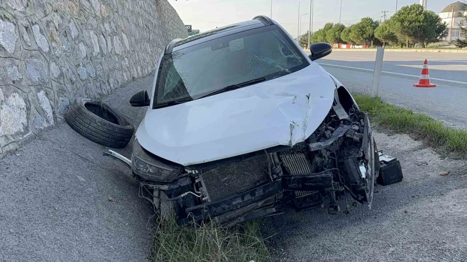 SAMSUN’UN KAVAK İLÇESİNDE ÜNİVERSİTE KAYDI İÇİN MERSİN’DEN SAMSUN’A GELEN AİLENİN BULUNDUĞU OTOMOBİLİN SU KANALINA GİRİP SÜRÜKLENMESİ SONUCU 5 KİŞİ YARALANDI.
