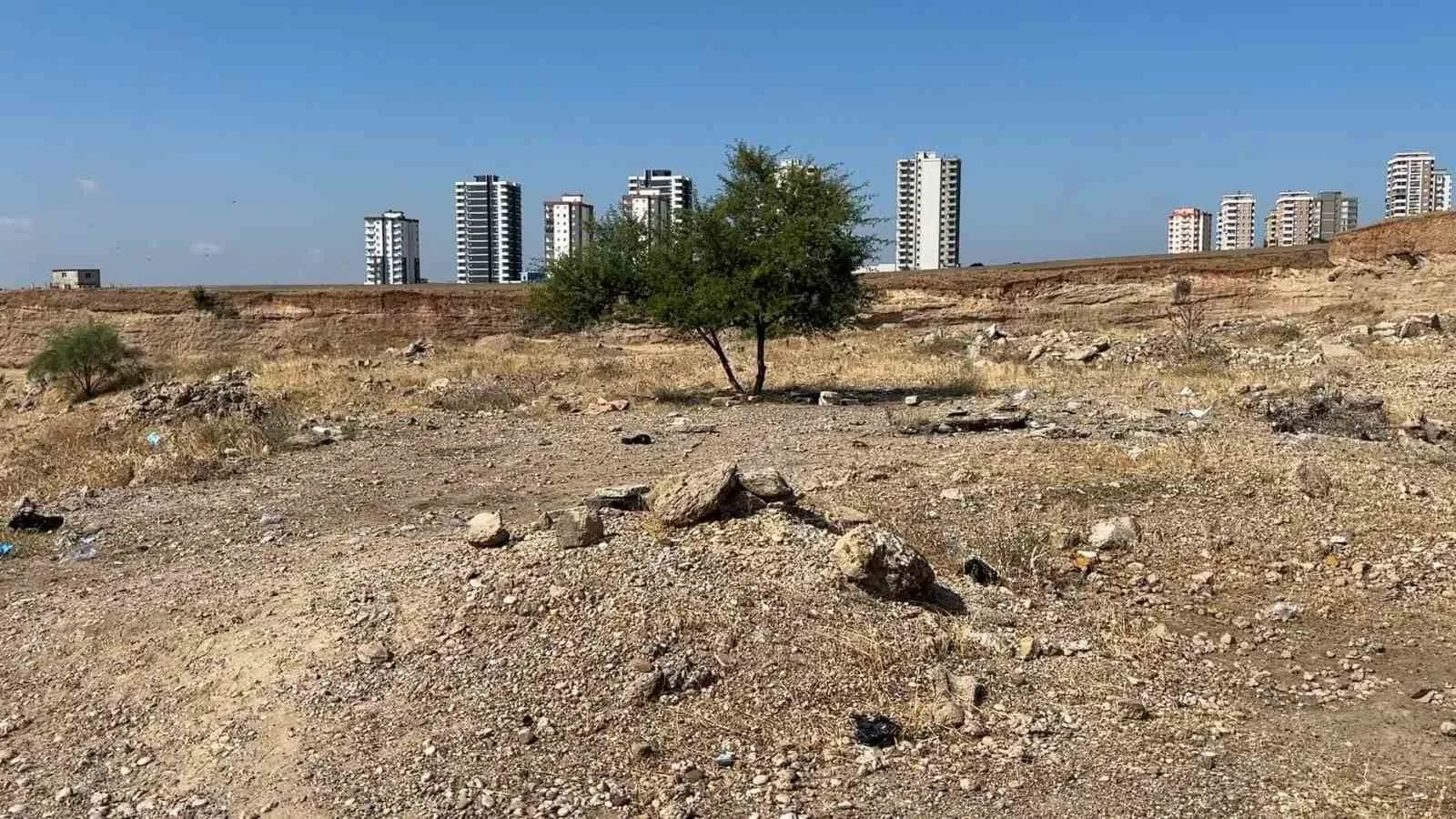 ADANA’DA 35 YAŞINDAKİ EROL COŞKUN BOŞ ARAZİDE ÖLÜ HALDE BULUNDU.