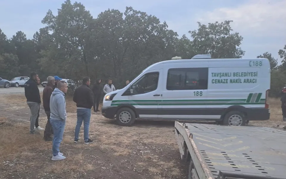 KÜTAHYA’NIN TAVŞANLI İLÇESİNDE 2 GÜNDÜR KENDİSİNDEN HABER ALINAMAYAN 42 YAŞINDAKİ GECE BEKÇİSİ HİKMET UZUNCAN, ORMANLIK ALANDA ÖLÜ BULUNDU.