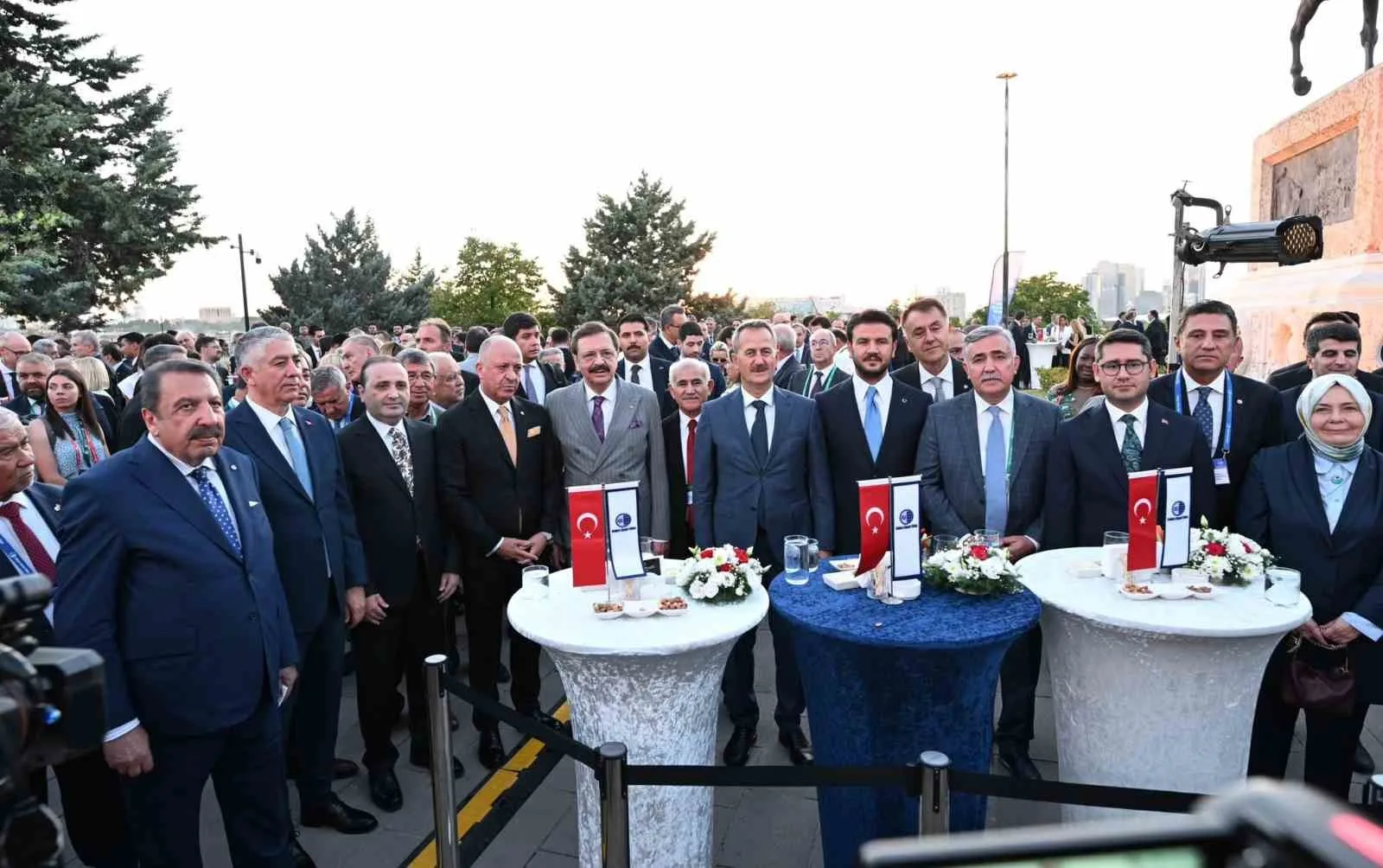 ANKARA ETNOGRAFYA MÜZESİ’NDE GERÇEKLEŞTİRİLEN PROGRAMA DIŞİŞLERİ BAKAN YARDIMCISI HACI ALİ ÖZEL, TOBB BAŞKANI RİFAT HİSARCIKLIOĞLU, ASO BAŞKANI SEYİT ARDIÇ, ÇOK SAYIDA ÜLKENİN BÜYÜKELÇİSİ, DİPLOMATİK MİSYON TEMSİLCİLERİ, ULUSLARARASI KURULUŞLARIN YÖNETİCİLERİ VE İŞ DÜNYASINDAN TEMSİLCİLER KATILDI.