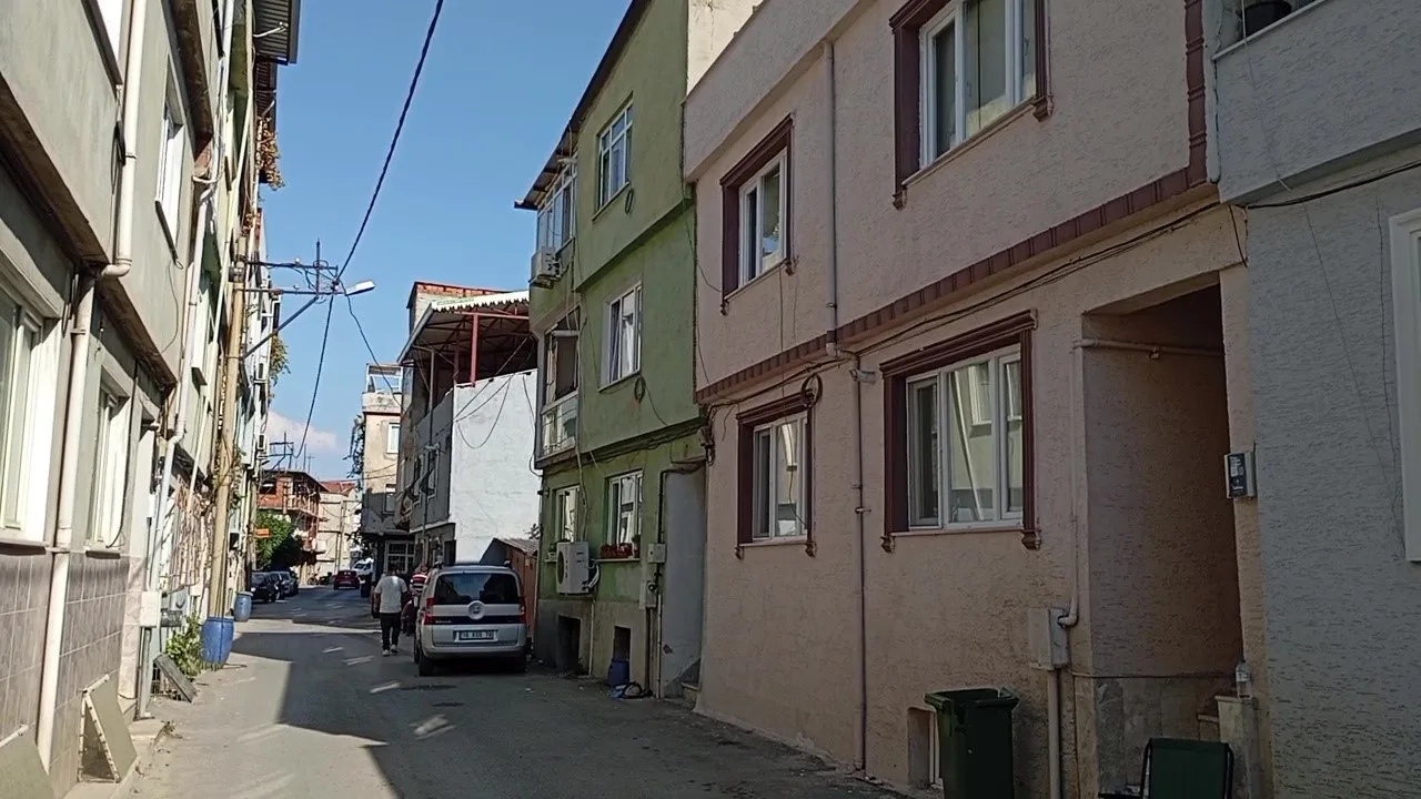 BURSA’NIN OSMANGAZİ İLÇESİNDE YAKINLARININ KENDİLERİNDEN HABER ALAMADIĞI YAŞLI ÇİFT, İTFAİYE EKİPLERİNİN YARDIMIYLA GİRİLEN EVLERİNDE ÖLÜ BULUNDU.