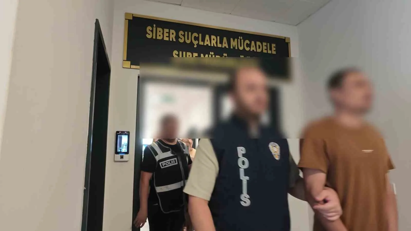 KOCAELİ’DE KENDİLERİNİ BORSA YATIRIM FİRMALARININ YÖNETİCİLERİ OLARAK TANITARAK VATANDAŞLARI DOLANDIRAN ŞEBEKEYE YÖNELİK 8 İLDE OPERASYON DÜZENLENDİ. GÖLCÜK’TE BİR VATANDAŞIN 4 MİLYON 519 BİN 700 LİRASINI BU YÖNTEMLE ALDIĞI BELİRLENEN ŞÜPHELİLERDEN 17’Sİ GÖZALTINA ALINIRKEN, 8’İ TUTUKLANDI.