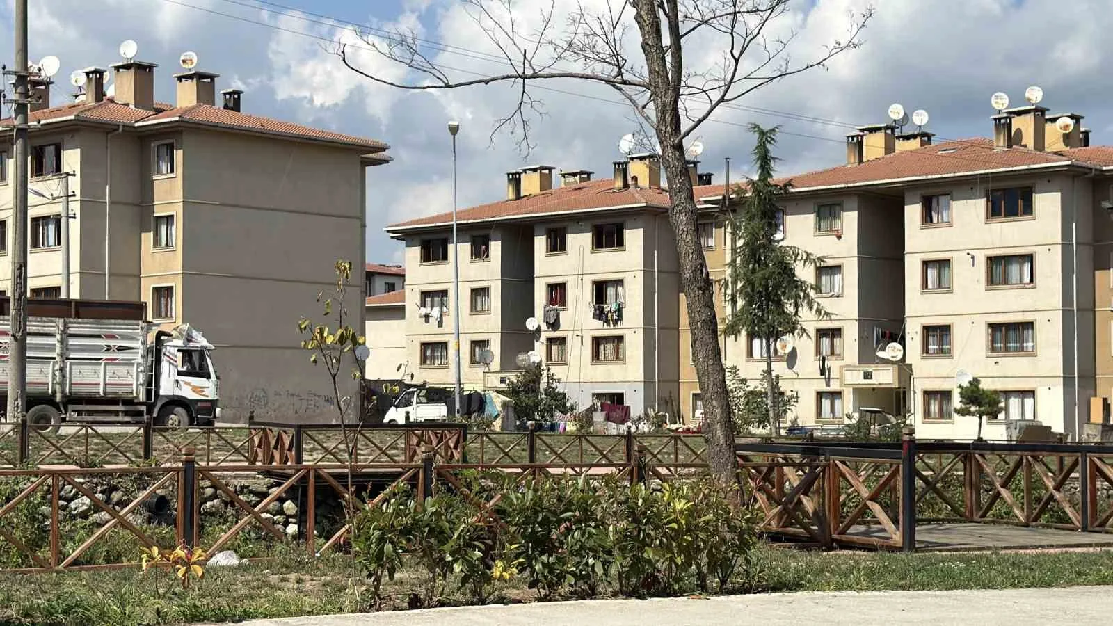 SAKARYA’NIN SAPANCA İLÇESİNDE MEYDANA GELEN SİLAHLI KAVGA OLAYINDA, 16 YAŞINDAKİ ŞÜPHELİ TARAFINDAN VURULAN 2 KİŞİDEN İPEK İPEK (34) KALDIRILDIĞI HASTANEDE HAYATINI KAYBETTİ. YARALANAN DİĞER KİŞİNİN İSE HAYATİ TEHLİKESİNİN SÜRDÜĞÜ ÖĞRENİLDİ.
