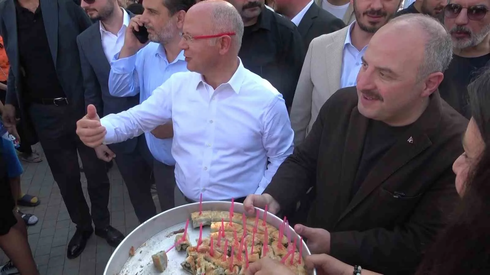 AK PARTİ BURSA İL BAŞKANI DAVUT GÜRKAN İLE BİRLİKTE FESTİVAL ALANINDAKİ STANTLARI GEZEN VARANK, VATANDAŞLARLA SOHBET EDEREK TEPSİ TEPSİ BÖREK DAĞITTI.