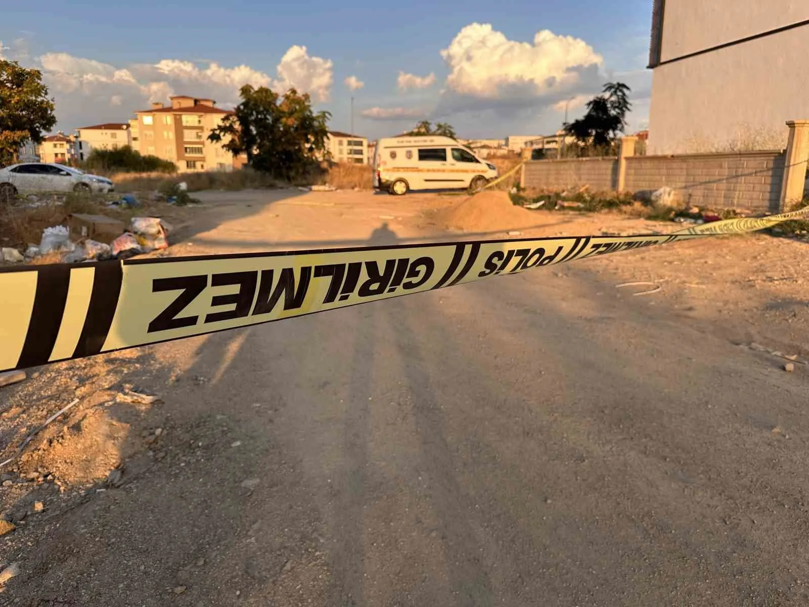 ELAZIĞ'DA İKİ GRUP ARASINDA BİR EVİN ÖNÜNDE ÇIKAN SİLAHLI KAVGADA VURULAN 2 KİŞİDEN 1'İ KALDIRILDIĞI HASTANEDE HAYATINI KAYBETT