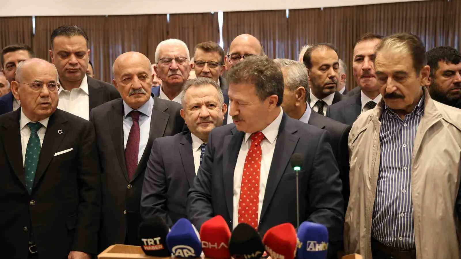 TÜRKİYE ESNAF VE SANATKARLARI KONFEDERASYONU (TESK) GENEL BAŞKAN ADAYI VE TÜRKİYE ŞOFÖRLER VE OTOMOBİLCİLER FEDERASYONU (TŞOF) GENEL BAŞKANI MEHMET YİĞİNER, ESNAF VE SANATKARLAR ODALARI BİRLİĞİ VE FEDERASYON BAŞKANLARININ KATILIMIYLA GERÇEKLEŞTİRİLEN İSTİŞARE VE DEĞERLENDİRME TOPLANTISININ ARDINDAN BASIN AÇIKLAMASI YAPTI.