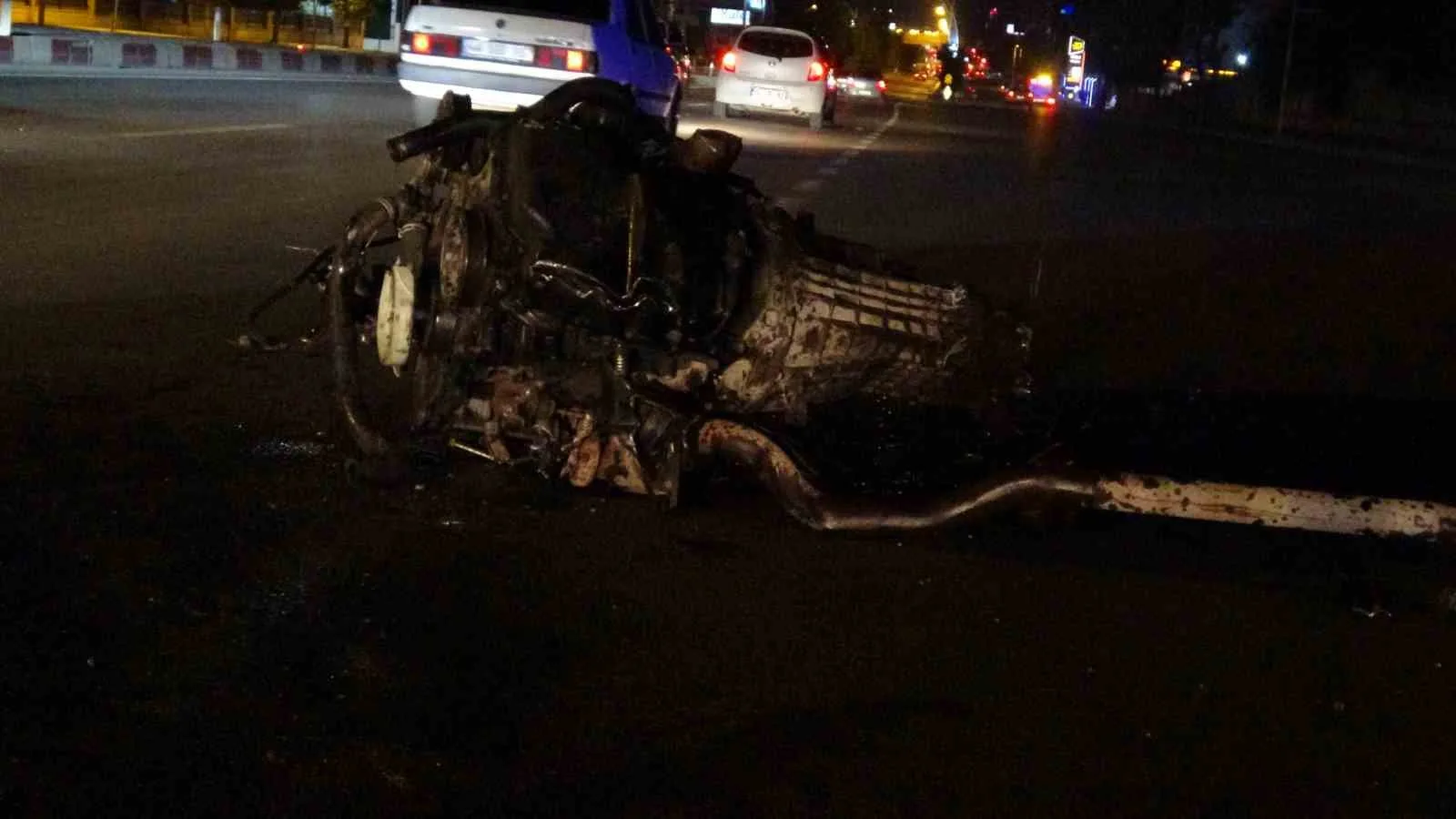 AĞACA ÇARPAN MİNİBÜSÜN MOTORU YOLA FIRLADI: 2 YARALI