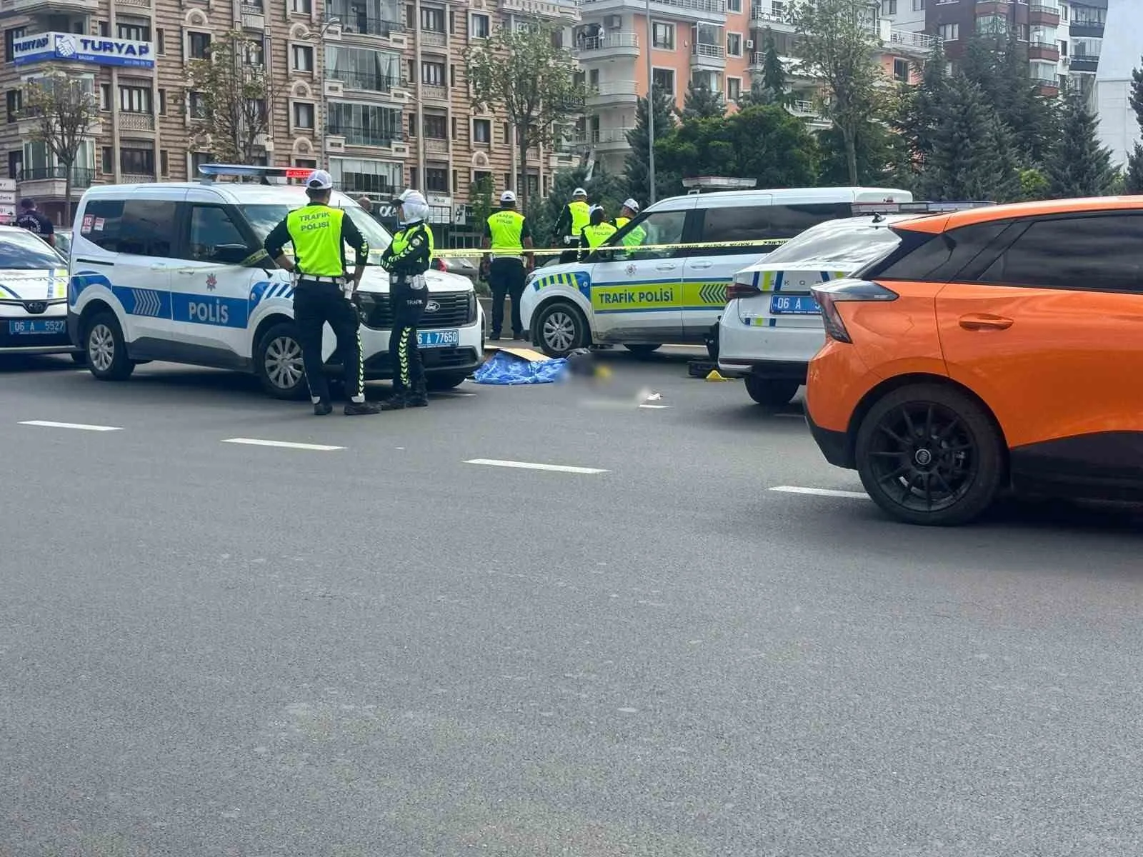 ANKARA’NIN ÇANKAYA İLÇESİNDE OTOYOLDA KARŞIDAN KARŞIYA GEÇMEK İSTEYEN YAYAYA ARABA ÇARPTI. YAYA OLAY YERİNDE HAYATINI KAYBETTİ.