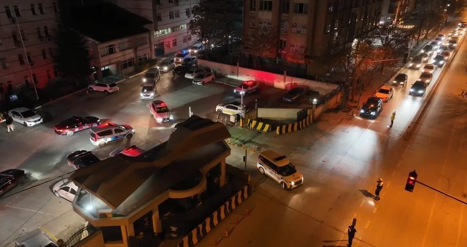 KONYA CUMHURİYET BAŞSAVCILIĞI KOORDİNESİNDE YÜRÜTÜLEN "PARAVAN 1" OPERASYONUNDA, 317 AYRI DOLANDIRICILIK OLAYINDA 48 MİLYON 76 BİN 595 LİRALIK HAKSIZ MENFAAT SAĞLADIĞI BELİRLENEN 65 ŞÜPHELİNİN YAKALANMASI İÇİN KONYA MERKEZLİ 24 İLDE EŞ ZAMANLI OPERASYON BAŞLATILDI.