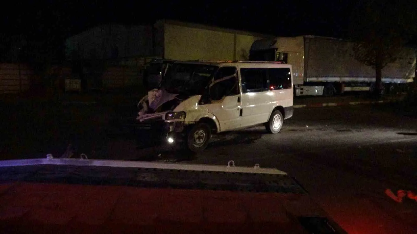 AĞACA ÇARPAN MİNİBÜSÜN MOTORU YOLA FIRLADI: 2 YARALI