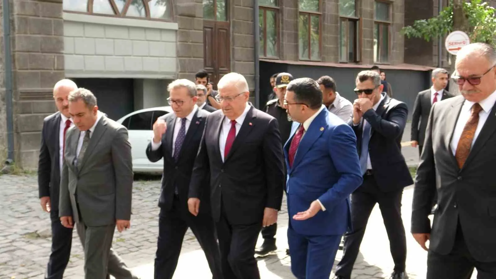 BAKAN GÜLER, KENTTEKİ PROGRAMI KAPSAMINDA SIRASIYLA 14. MEKANİZE PİYADE TUGAY KOMUTANLIĞI, KARS VALİLİĞİ VE KARS BELEDİYE BAŞKANLIĞINI ZİYARET ETTİ.