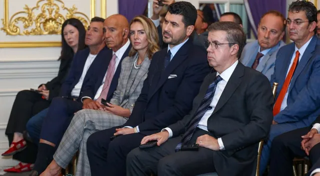 OTURUMU, SURİYE DIŞİŞLERİ BAKANI HASAN ESAD ŞEYBANİ, ABD'NİN ANKARA BÜYÜKELÇİSİ, SURİYE VE IRAK ÖZEL TEMSİLCİSİ TOM BARRACK İLE İHLAS HOLDİNG YÖNETİM KURULU BAŞKANI VE ATLANTİK KONSEYİ YÖNETİM KURULU ÜYESİ AHMET MÜCAHİD ÖREN DE TAKİP ETTİ.