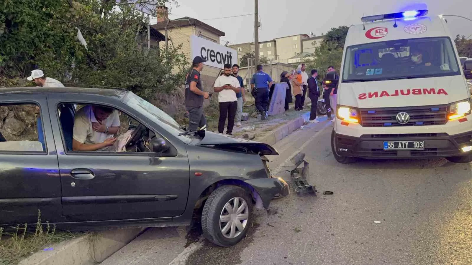 SAMSUN’DA OTOMOBİLİN YOLDAN ÇIKARAK ÇÖP KONTEYNERİNE ÇARPMASI SONUCU 2 KİŞİ YARALANDI.