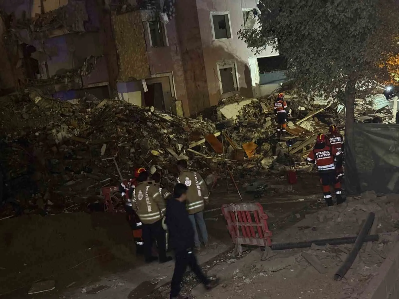 KÜÇÜKÇEKMECE’DE, KENTSEL DÖNÜŞÜM AŞAMASINDAKİ BİNA KENDİLİĞİNDEN ÇÖKTÜ. ÇÖKME SIRASINDA YOLDAN GEÇEN 2 KİŞİ YARALANIRKEN, ALTINDA KALAN OLDUĞU İHBARI ÜZERİNE AFAD VE İTFAİYE EKİPLERİ, BÖLGEDE ÇALIŞMA BAŞLATTI.