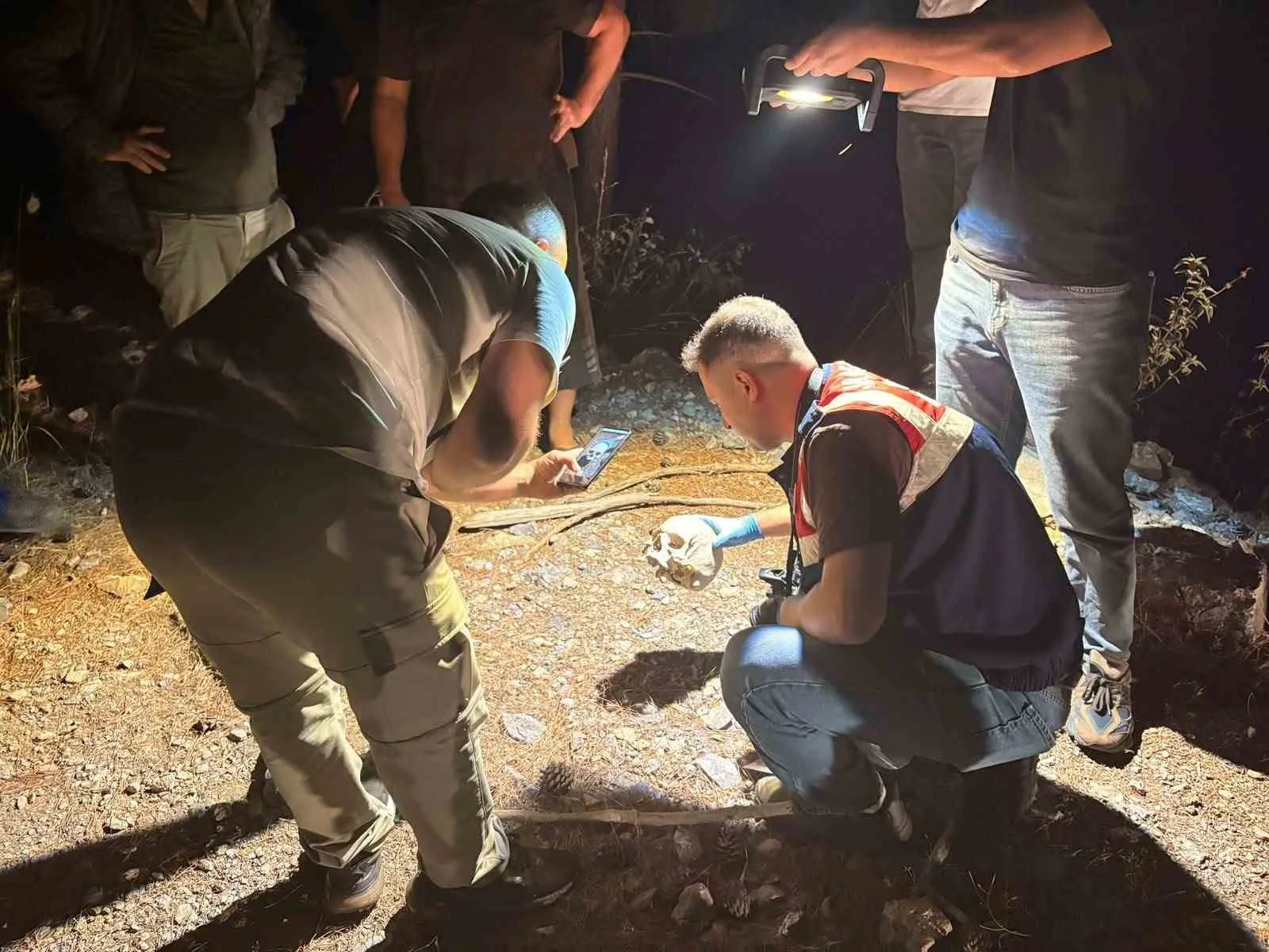 ANTALYA'NIN GAZİPAŞA İLÇESİNDE, 15 AYDIR KAYIP OLARAK ARANAN 80 YAŞINDAKİ HÜSEYİN KARADENİZ'E AİT OLDUĞU DEĞERLENDİRİLEN KİMLİK, KIYAFET VE KİŞİSEL EŞYALAR, ORMANLIK ALANDA BULUNAN KAFATASININ YAKLAŞIK 50 METRE YAKININDA BULUNMASININ ARDINDAN DNA İÇİN OĞLUNDAN KAN ÖRNEĞİ ALINDI.