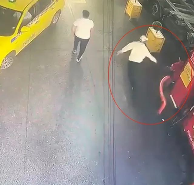 ESENYURT'TA KİMLİĞİ BELİRSİZ BİR ŞAHIS, BENZİN İSTASYONUNDA ÇALIŞAN POMPACIYA SİLAHLI SALDIRI DÜZENLEDİ. O ANLAR KAMERAYA YANSIDI