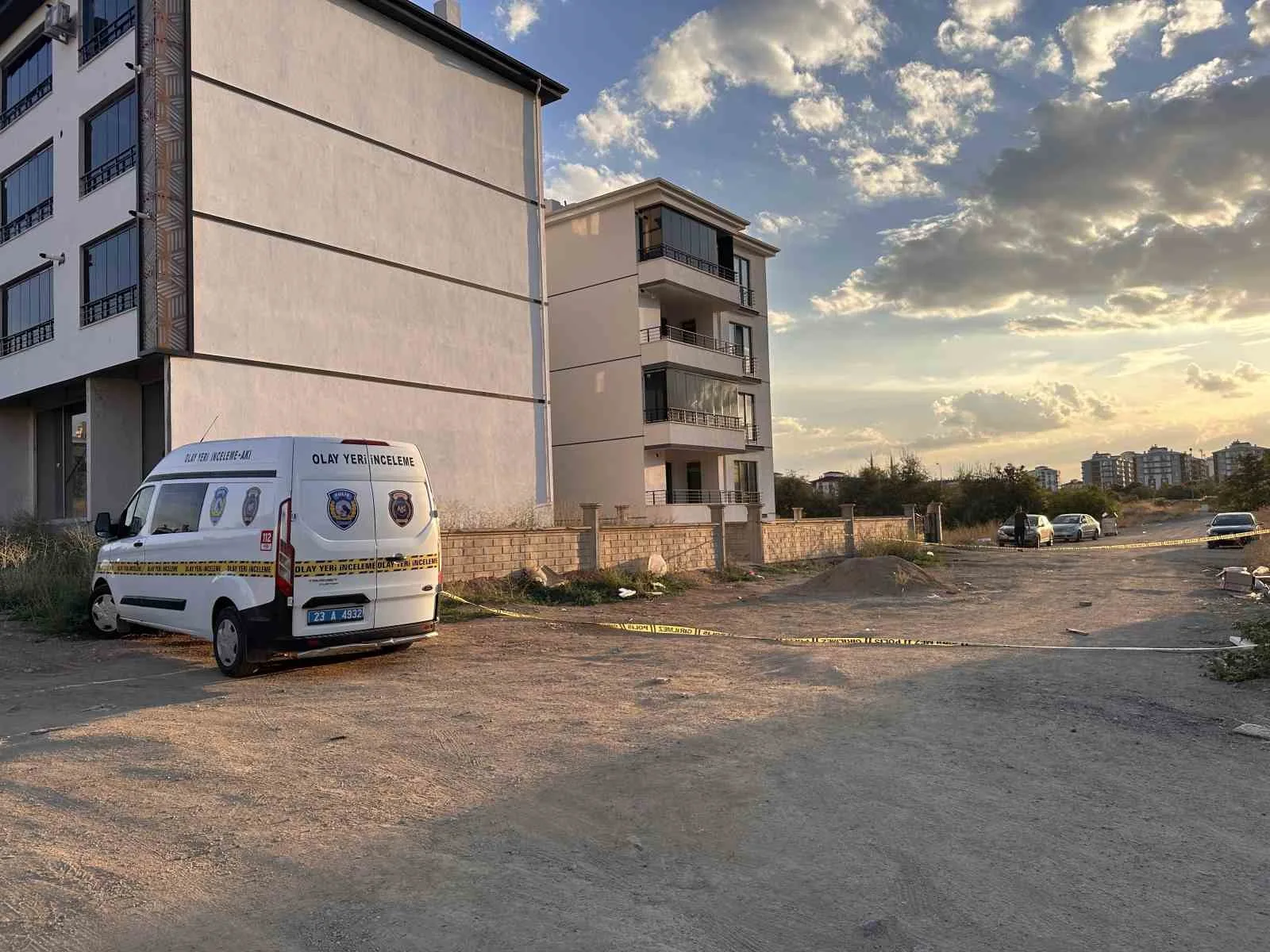 ELAZIĞ'DA İKİ GRUP ARASINDA BİR EVİN ÖNÜNDE ÇIKAN SİLAHLI KAVGADA VURULAN 2 KİŞİDEN 1'İ KALDIRILDIĞI HASTANEDE HAYATINI KAYBETT