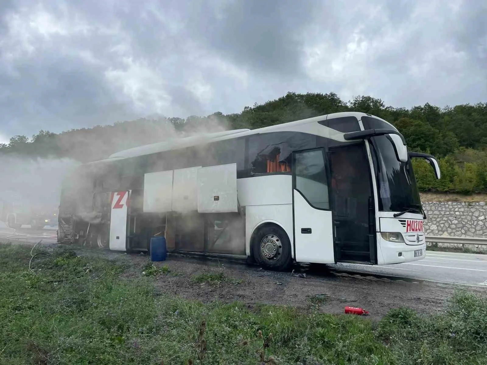 SAMSUN'DA SEYİR HALİNDEKİ YOLCU OTOBÜSÜNÜN ARKA KISMINDA YANGIN ÇIKTI.