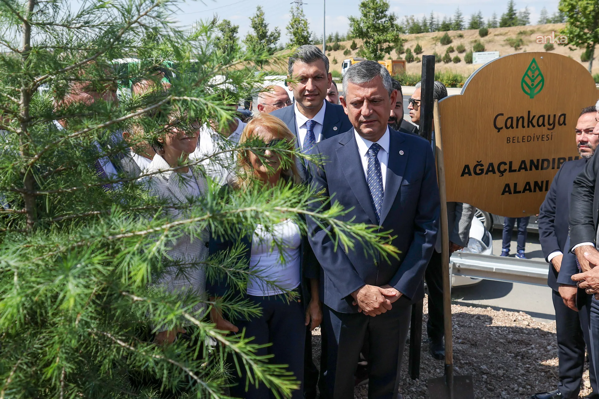 Özgür Özel, ilk PM öncesi fidan dikme törenine katıldı — fotoğraf 4
