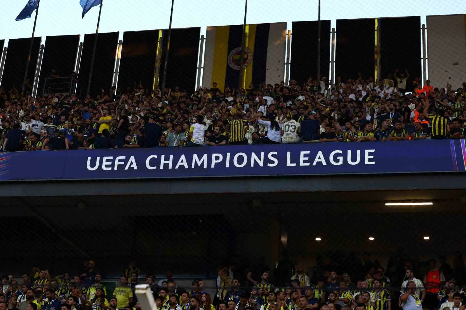 FENERBAHÇE'DE UEFA ŞAMPİYONLAR LİGİ'NİN İLK HAFTASINDA OYNANAN ROMA MÜCADELESİNE SARI-LACİVERTLİ TARAFTARLAR YOĞUN İLGİ GÖSTERDİ.