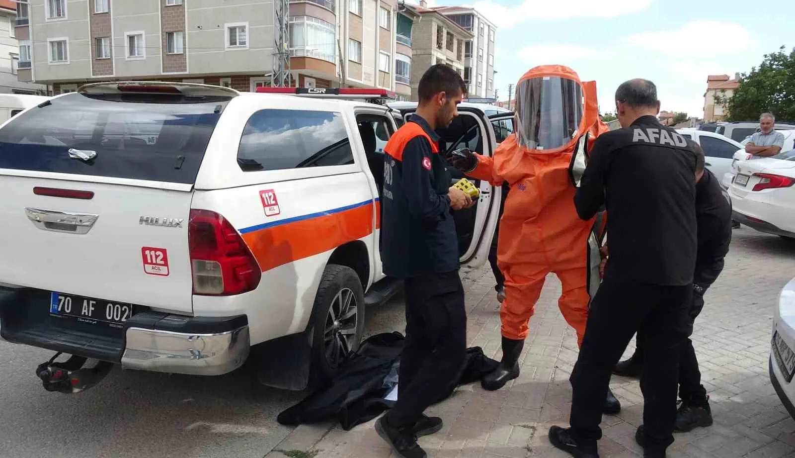 KARAMAN'DA HABER ALINAMAYAN KARI KOCA, EVLERİNDE ÖLÜ BULUNDU. ÇİFTİN KİMYASAL MADDE NEDENİYLE HAYATINI KAYBETMİŞ OLABİLECEĞİ DEĞERLENDİRİLİRKEN, OLAYLA İLGİLİ İNCELEME BAŞLATILDI.