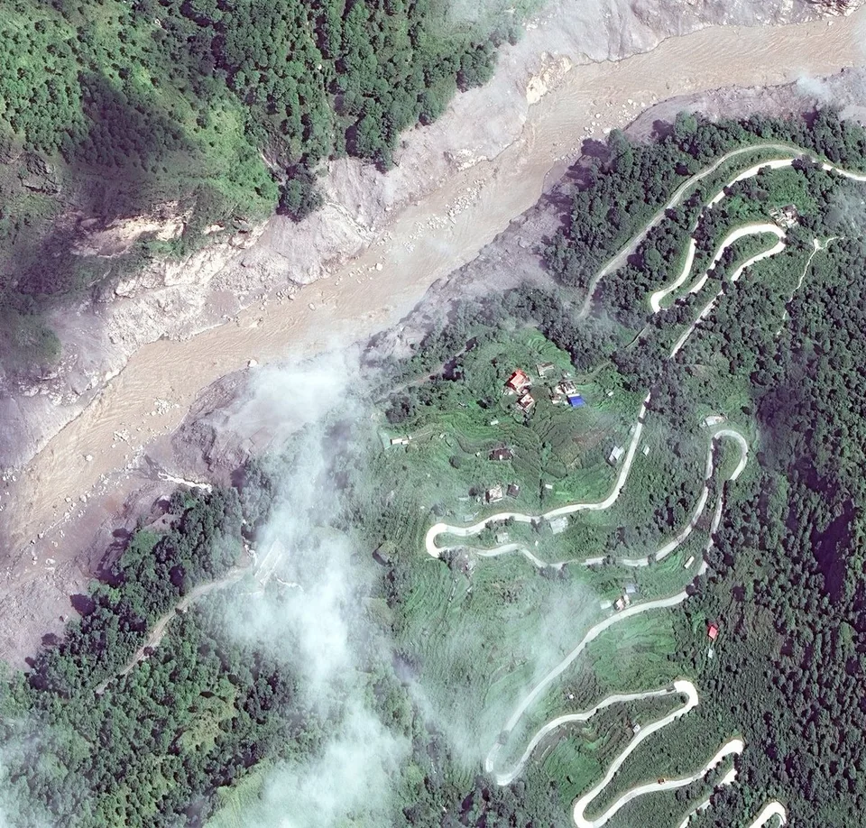 NEPAL'İN ÇİN SINIRINDA MEYDANA GELEN TAŞKININ YOL AÇTIĞI SEL FELAKETİNDE HAYATINI KAYBEDENLERİN SAYISI 489'A YÜKSELDİ. (FOTO: UYDU GÖRÜNTÜSÜ-SELİN ÖNCESİ/SONRASI)